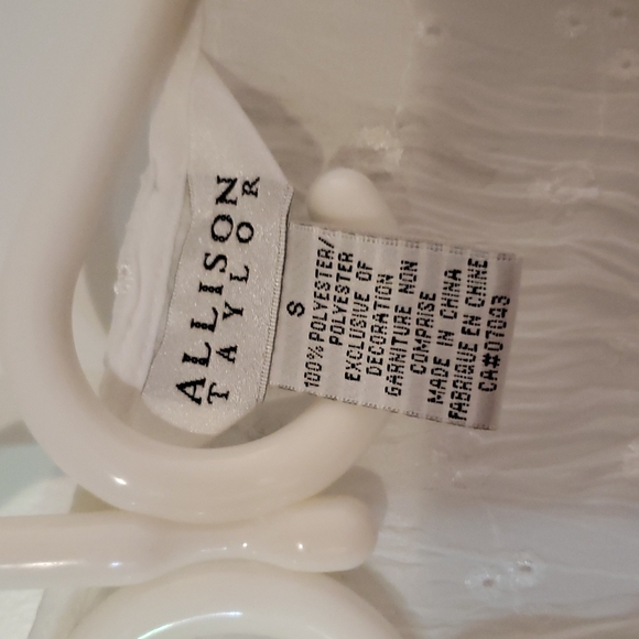 White beautiful button up shirt. Brand is Allison Taylor. Size small - Picture 2 of 4